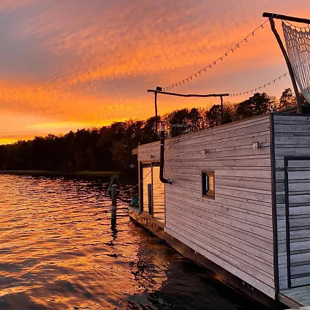 Botel Abenteuerlust? Schwimmendes Wasserschloss ;) *