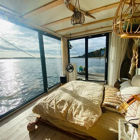 Botel Abenteuerlust? Schwimmendes Wasserschloss ;)